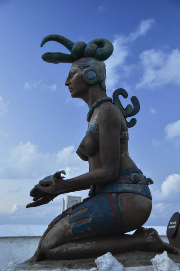 Escultura marca a ponta sul de Isla Mujeres, no litoral sul do México, do lado do Caribe